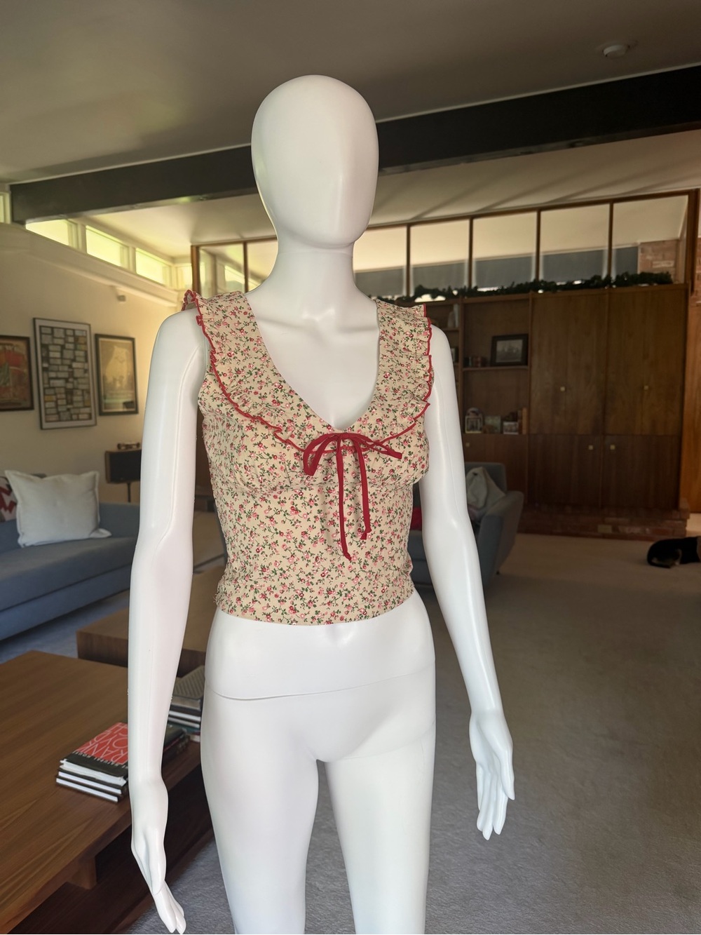 Floral Ruffle Tie-Front Crop Top in Cream and Red S